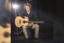 Dick Raat zingt Boudewijn de Groot hits in het Scagon Theater