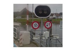 Met te zware vrachtwagen over de Sint Maartensvlotbrug