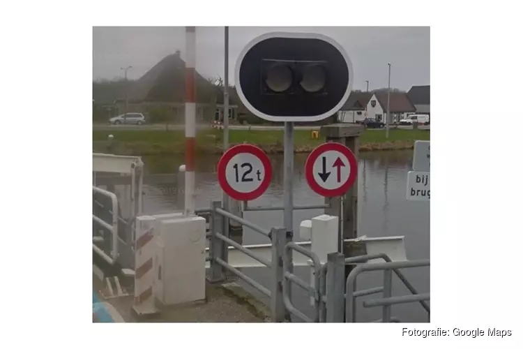 Met te zware vrachtwagen over de Sint Maartensvlotbrug