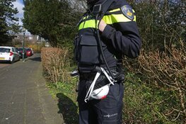 Politieagenten met mondkapjes voorbereid op Corona-incidenten