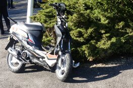 Scooter tegen auto in Schagen