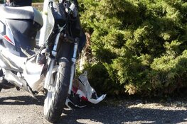 Scooter tegen auto in Schagen