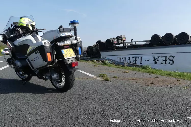 Vrachtwagen met aardappels gecrasht langs N9