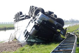 Vrachtwagen met aardappels gecrasht langs N9