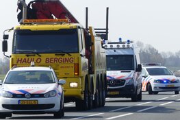 Vrachtwagen met aardappels gecrasht langs N9