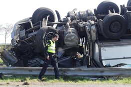 Vrachtwagen met aardappels gecrasht langs N9