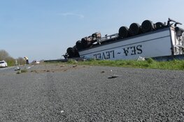 Vrachtwagen met aardappels gecrasht langs N9