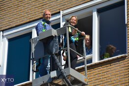 Voormalig profwielrenner Steven Rooks bezoekt moeder met hoogwerker