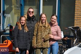 Voormalig profwielrenner Steven Rooks bezoekt moeder met hoogwerker