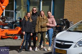 Voormalig profwielrenner Steven Rooks bezoekt moeder met hoogwerker