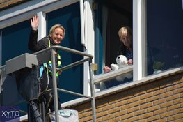 Voormalig profwielrenner Steven Rooks bezoekt moeder met hoogwerker