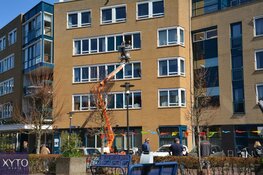 Voormalig profwielrenner Steven Rooks bezoekt moeder met hoogwerker