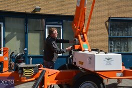 Voormalig profwielrenner Steven Rooks bezoekt moeder met hoogwerker