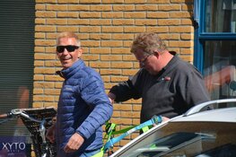 Voormalig profwielrenner Steven Rooks bezoekt moeder met hoogwerker