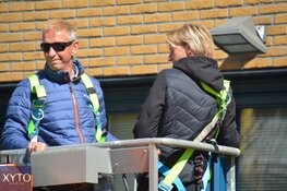 Voormalig profwielrenner Steven Rooks bezoekt moeder met hoogwerker