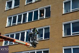 Voormalig profwielrenner Steven Rooks bezoekt moeder met hoogwerker