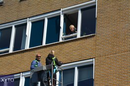 Voormalig profwielrenner Steven Rooks bezoekt moeder met hoogwerker