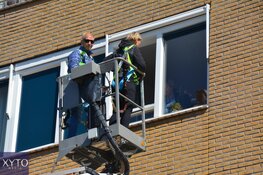 Voormalig profwielrenner Steven Rooks bezoekt moeder met hoogwerker