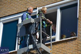 Voormalig profwielrenner Steven Rooks bezoekt moeder met hoogwerker