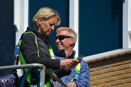 Voormalig profwielrenner Steven Rooks bezoekt moeder met hoogwerker