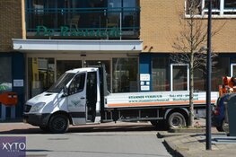 Voormalig profwielrenner Steven Rooks bezoekt moeder met hoogwerker