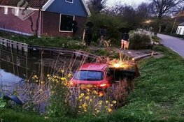 Auto te water in Barsingerhorn, drie personen aangehouden