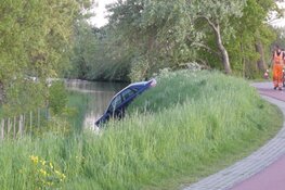 Auto wijkt uit voor kat en belandt in de sloot