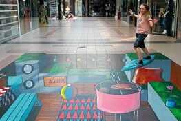 Waarlandse kunstenares maakt streetart in Winkelcentrum Broekerveiling