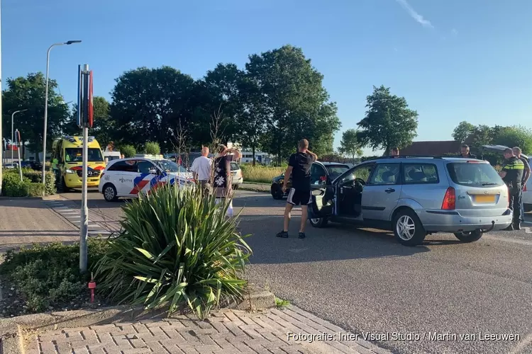 Brommer botst op auto in Dirkshorn, één persoon naar ziekenhuis