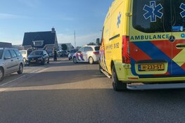 Brommer botst op auto in Dirkshorn, één persoon naar ziekenhuis