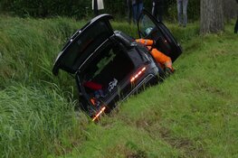 Auto in de sloot in Sint Maarten