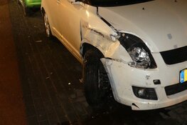 Auto ramt eerst geparkeerde auto en daarna boom, twee gewonden