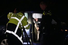 Auto ramt eerst geparkeerde auto en daarna boom, twee gewonden