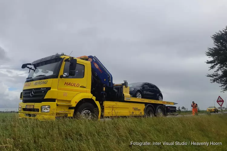 Auto belandt in het water in Schagen