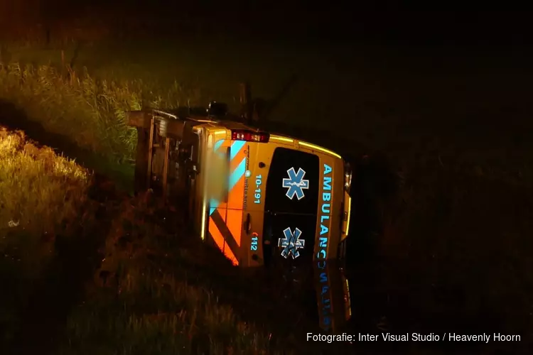 Ambulance onderweg naar melding belandt in sloot