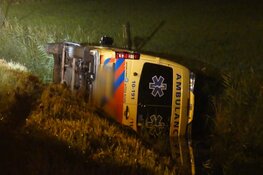 Ambulance onderweg naar melding belandt in sloot