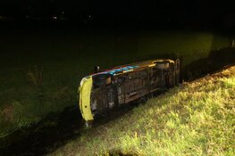 Ambulance onderweg naar melding belandt in sloot