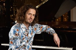 Zanger Pianist ROON STAAL (,,Amazing tenor vocal performance") in het Scagon Theater