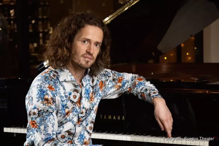 Zanger Pianist ROON STAAL (,,Amazing tenor vocal performance") in het Scagon Theater