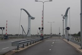 Camerapaal van Stolperophaalbrug vernield