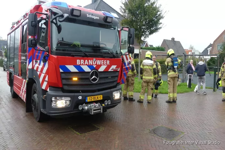 Afval in brand gestoken achter woonhuis in Schagen