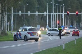 Auto in brand bij Dirkshorn, N245 in beide richtingen afgesloten