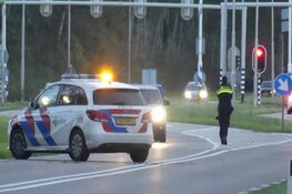 Auto in brand bij Dirkshorn, N245 in beide richtingen afgesloten