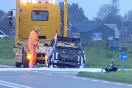 Auto in brand bij Dirkshorn, N245 in beide richtingen afgesloten