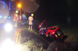 Auto in de sloot langs Keinsmerweg in Schagerbrug
