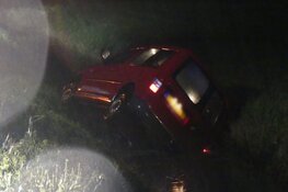 Auto in de sloot langs Keinsmerweg in Schagerbrug