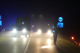 Botsing in Barsingerhorn: auto bijna te water