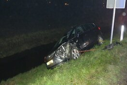 Botsing in Barsingerhorn: auto bijna te water