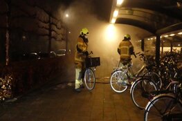 Afval in brand bij fietsenstalling NS-station
