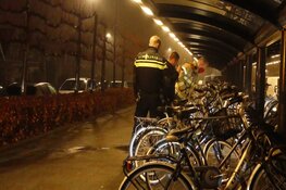 Afval in brand bij fietsenstalling NS-station